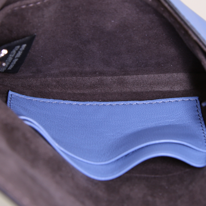 Borsa a tracolla Fendi Mini Baguette in pelle malva - Detail D3