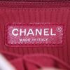 Bolso bandolera Chanel Gabrielle  modelo mediano en cuero acolchado plateado - Detail D4 thumbnail