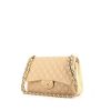 Bolso bandolera Chanel Timeless jumbo en cuero acolchado beige - 00pp thumbnail