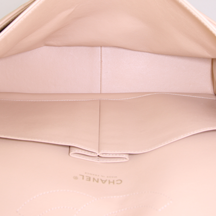 Sac bandoulière Chanel Timeless jumbo en cuir matelassé beige - Detail D3