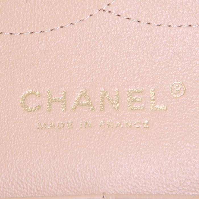 Sac bandoulière Chanel Timeless jumbo en cuir matelassé beige - Detail D4