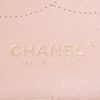 Chanel Timeless jumbo shoulder bag in beige quilted leather - Detail D4 thumbnail