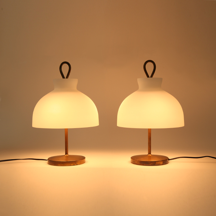Ignazio Gardella, a pair of "Arenzano" lamps, small version, in brass and opal glass, Azucena edition, model designed in 1956 - Detail D1