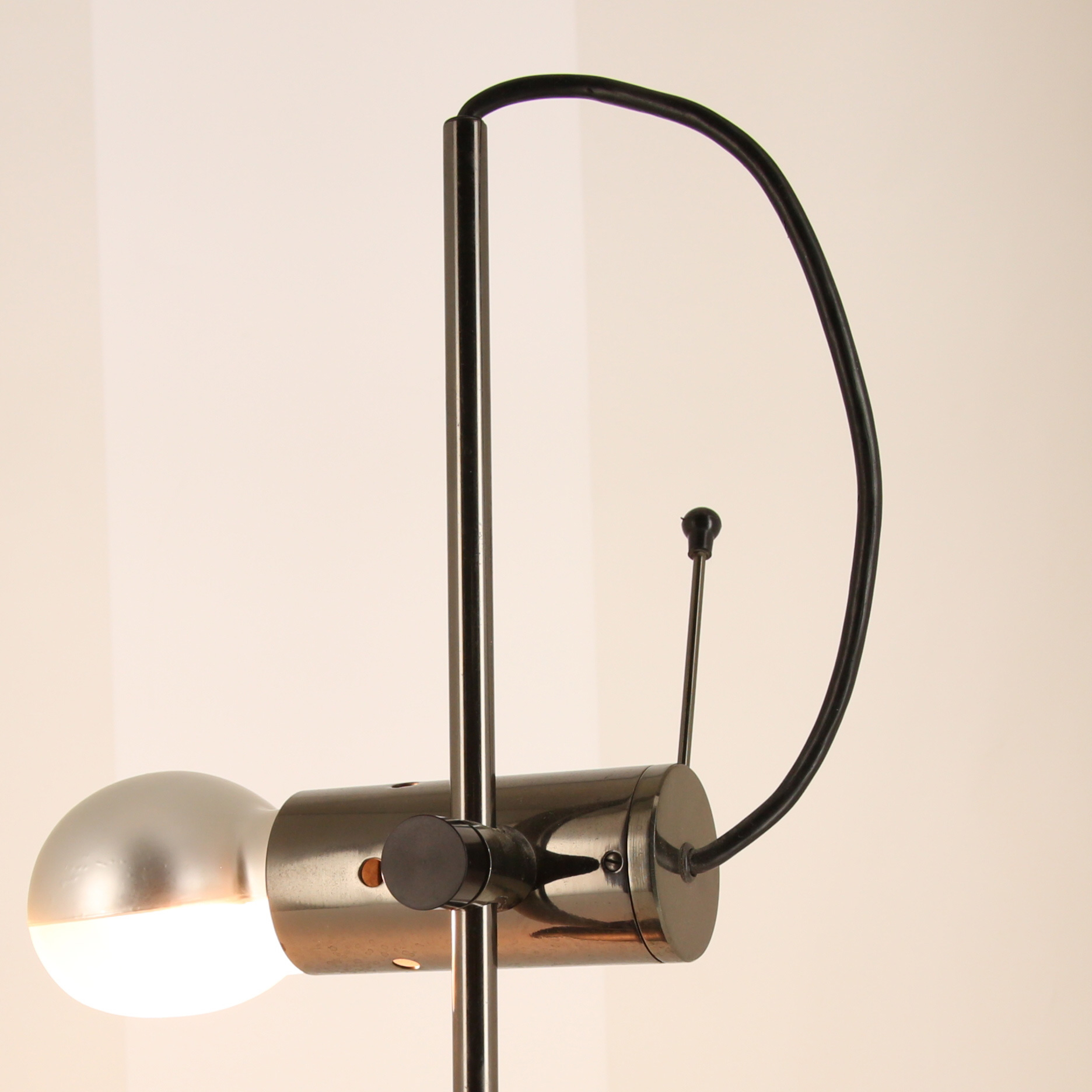 Tito Agnoli, Model 251 table lamp, in black lacquered metal and nickel-plated metal with gunmetal finish, O-luce edition, designed in 1955, edition of the 1960's - Detail D1
