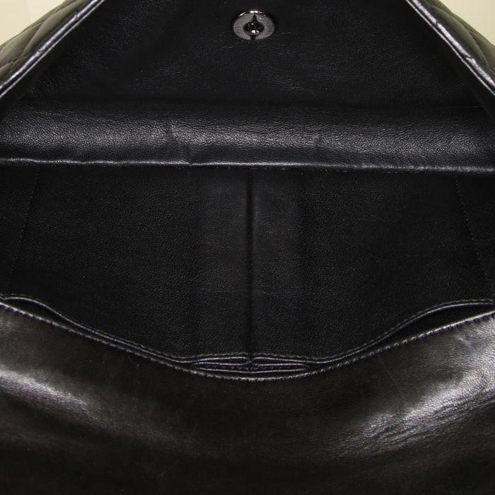 Chanel East West bag worn on the shoulder or carried in the hand in black quilted leather - Detail D2
