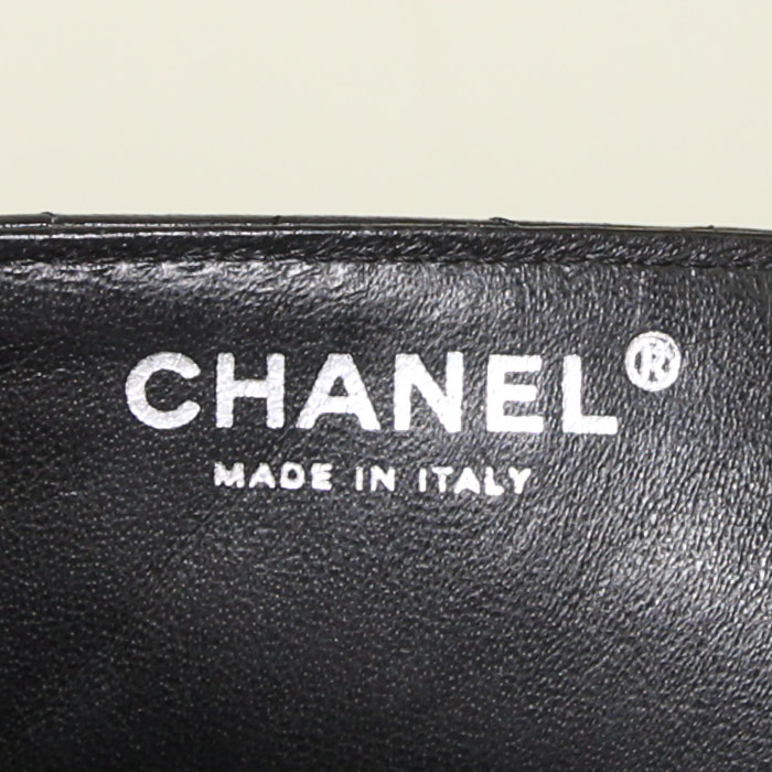 Chanel East West bag worn on the shoulder or carried in the hand in black quilted leather - Detail D3