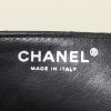 Bolso para llevar al hombro o en la mano Chanel East West en cuero acolchado negro - Detail D3 thumbnail