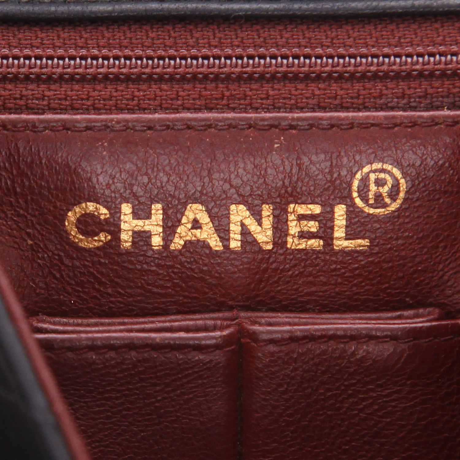 Bolso de mano Chanel  Mini Timeless en cuero acolchado negro - Detail D2