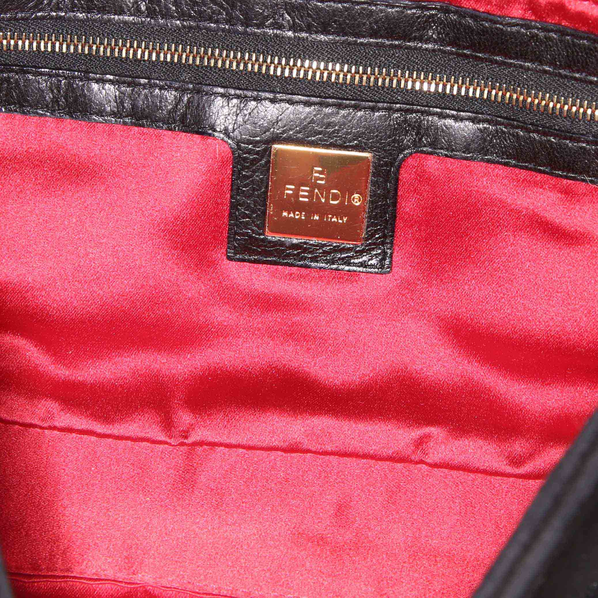 Sac à main Fendi Baguette en daim noir et cuir noir - Detail D3