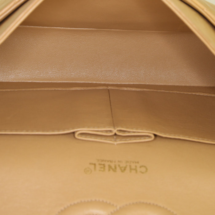 Bolso de mano Chanel Timeless en cuero acolchado beige - Detail D3