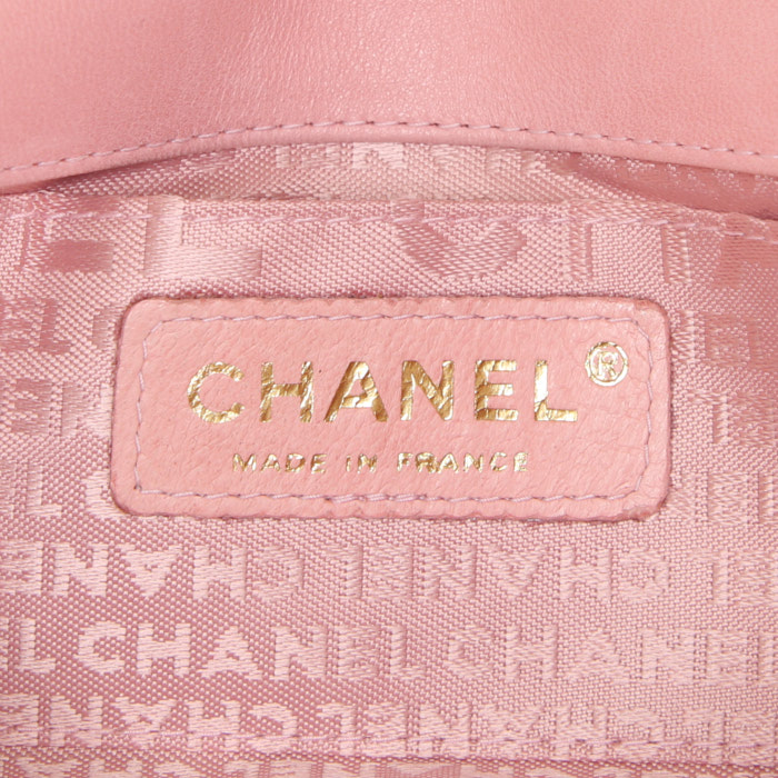 Sac à main Chanel Choco bar en cuir matelassé rose - Detail D3