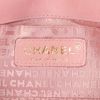 Bolso de mano Chanel Choco bar en cuero acolchado rosa - Detail D3 thumbnail