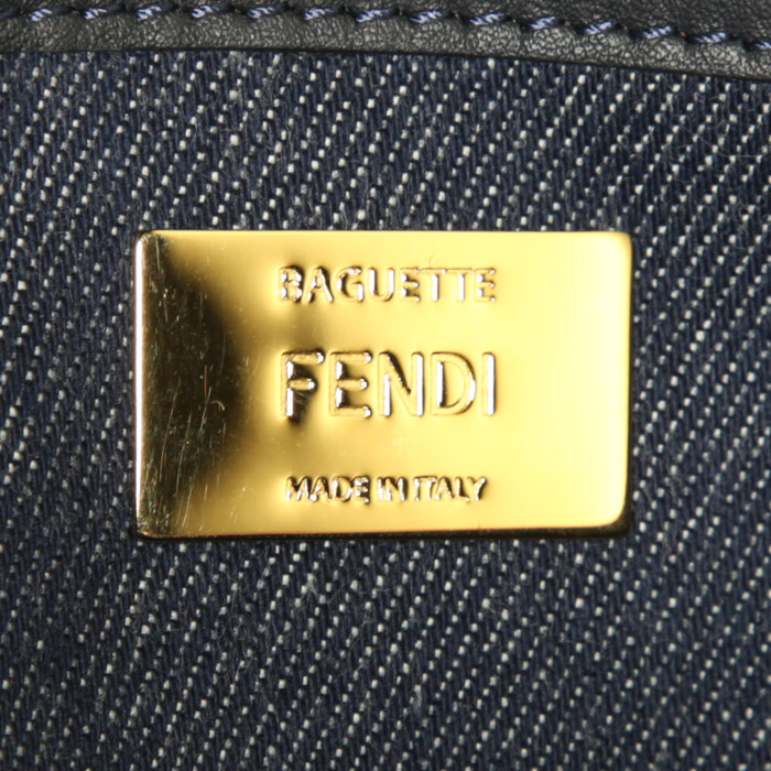 Borsa a tracolla Fendi Baguette in tela denim blu e profili rossi - Detail D4