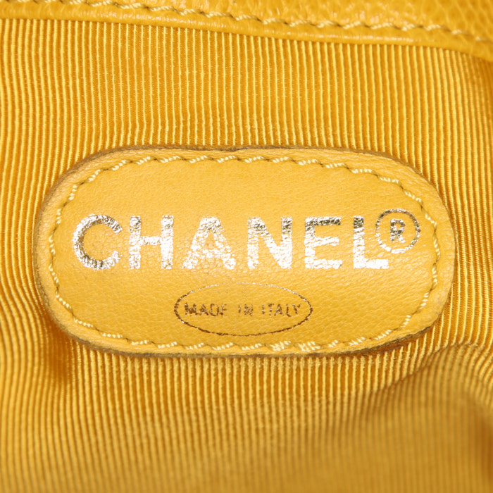 Sac à main Chanel Vintage en cuir grainé jaune - Detail D3