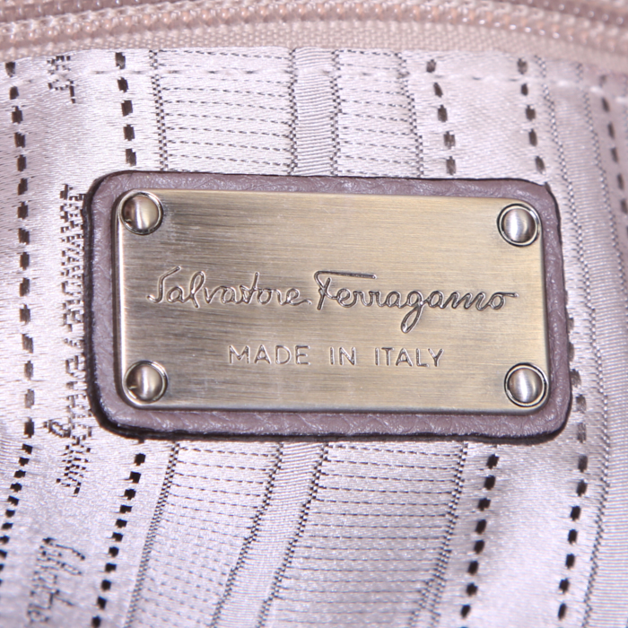 Salvatore Ferragamo shopping bag in taupe leather - Detail D3