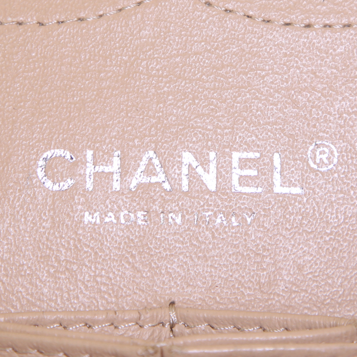 Sac à main Chanel Timeless jumbo en cuir grainé matelassé beige - Detail D4