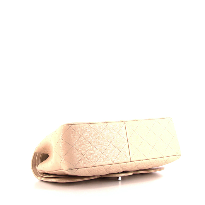 Bolso de mano Chanel Timeless jumbo en cuero granulado acolchado beige - Detail D5
