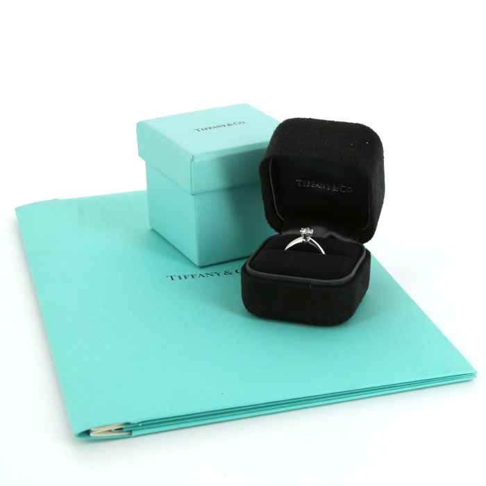 Anello solitario Tiffany & Co Setting in platino e diamante (0,38 carat) - Detail D2