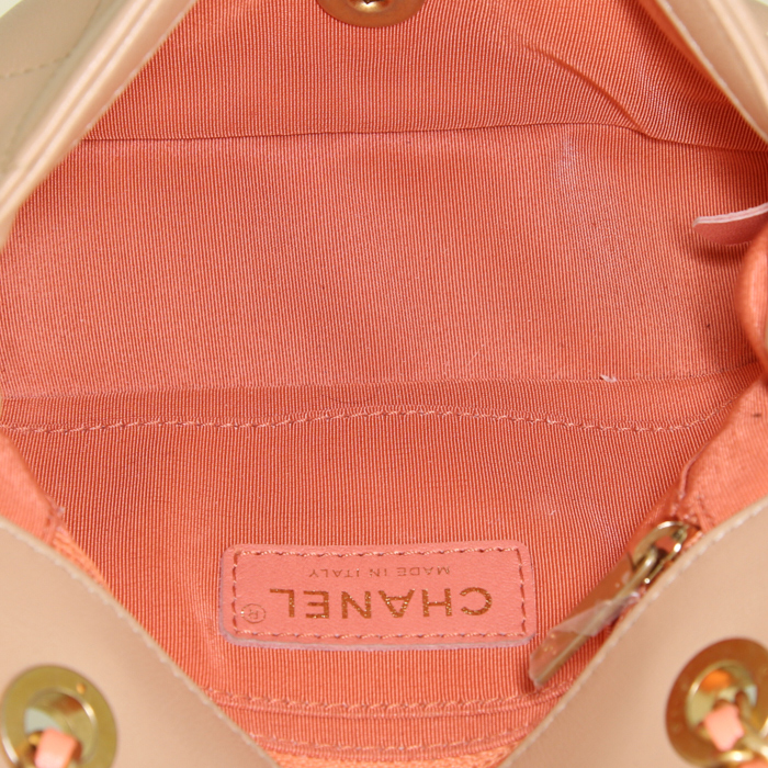 Sac bandoulière Chanel en cuir matelassé beige - Detail D3