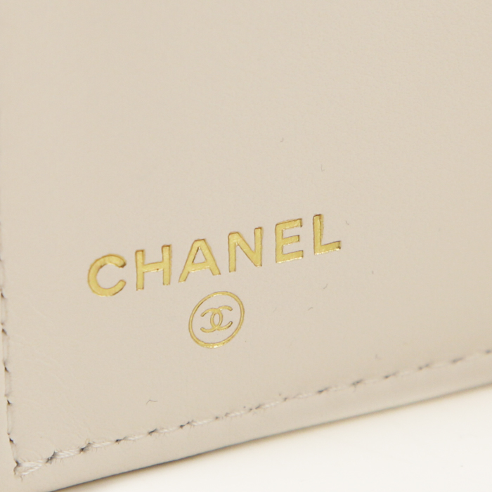 Billetera Chanel en cuero acolchado blanco - Detail D2