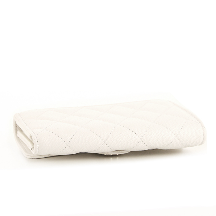 Billetera Chanel en cuero acolchado blanco - Detail D3