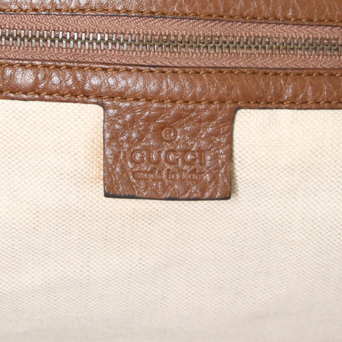 Gucci GG running handbag in brown grained leather - Detail D4