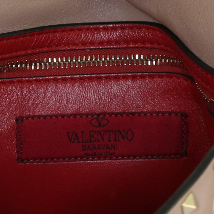 Bolso bandolera Valentino Garavani Rockstud Spike en cuero color topo - Detail D4