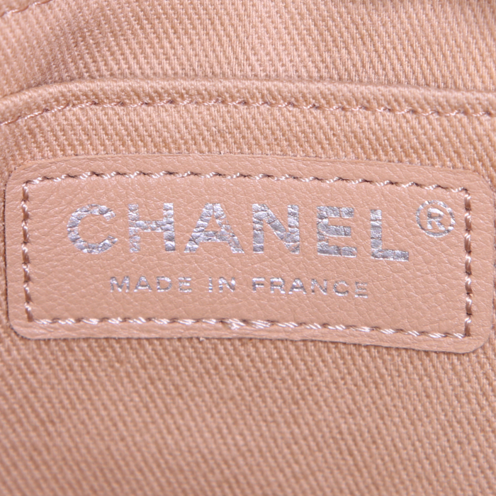Chanel Timeless Maxi Jumbo handbag in beige canvas - Detail D4