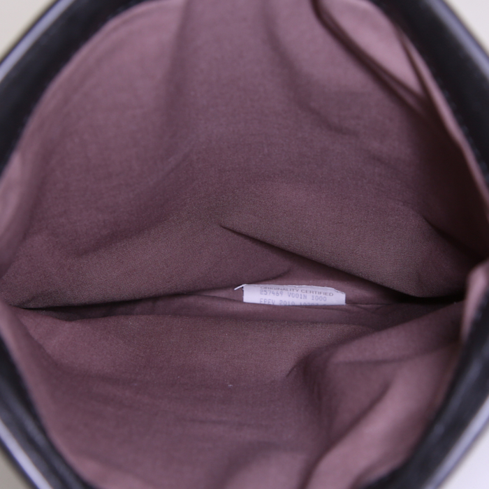 Bolsito de mano Bottega Veneta en cuero intrecciato negro - Detail D2