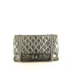 Bolso de mano Chanel 2.55 en cuero acolchado plateado - 360 thumbnail