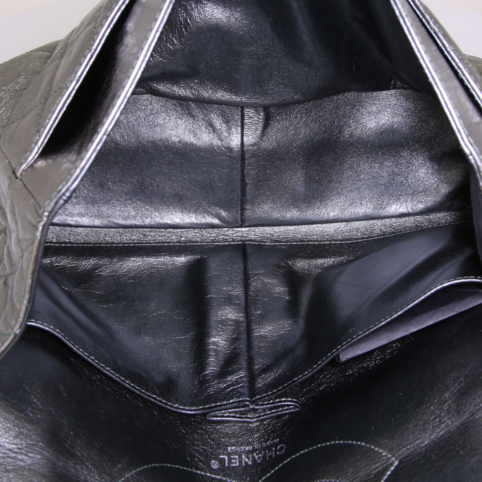 Sac à main Chanel 2.55 en cuir matelassé argenté - Detail D3