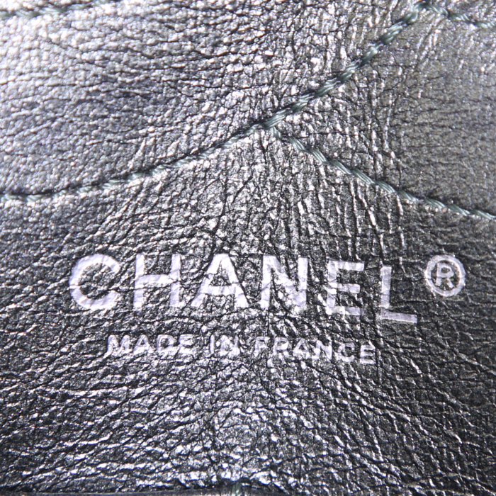 Bolso de mano Chanel 2.55 en cuero acolchado plateado - Detail D4