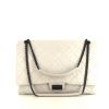 Bolso de mano Chanel 2.55 en cuero acolchado blanco - 360 thumbnail