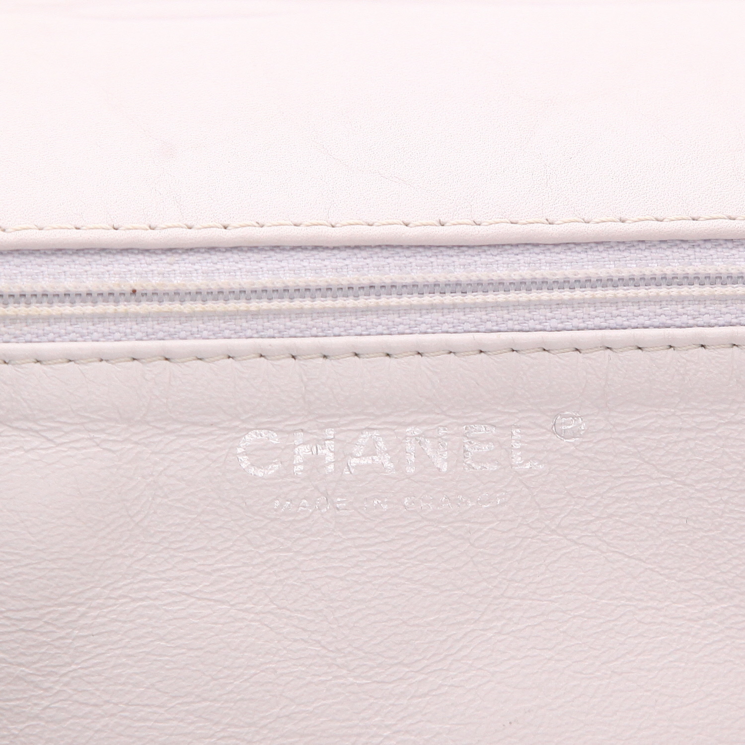 Bolso de mano Chanel 2.55 en cuero acolchado blanco - Detail D2
