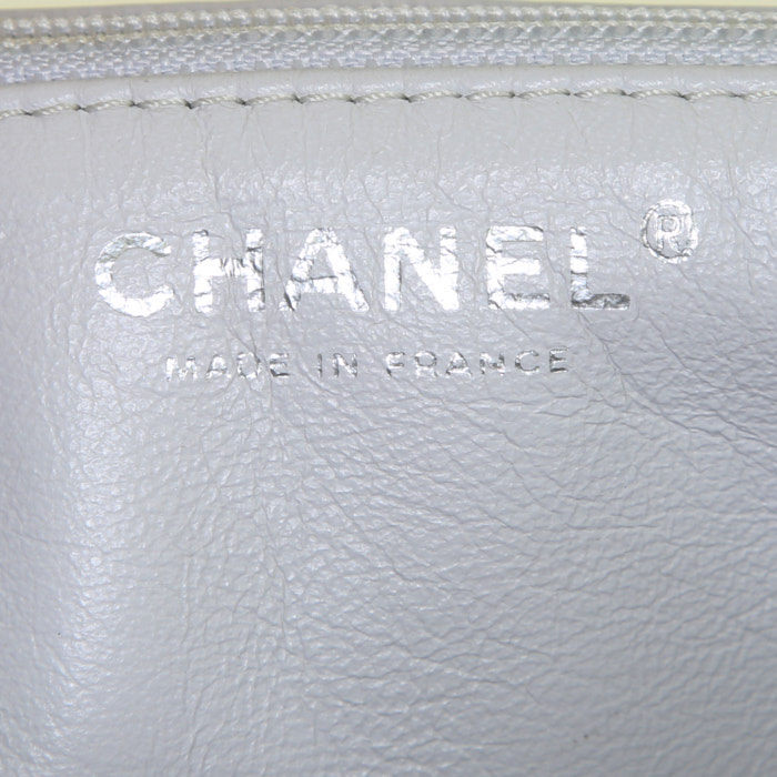 Sac à main Chanel 2.55 en cuir matelassé blanc - Detail D4