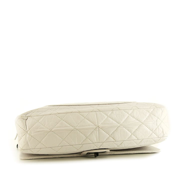 Sac à main Chanel 2.55 en cuir matelassé blanc - Detail D5