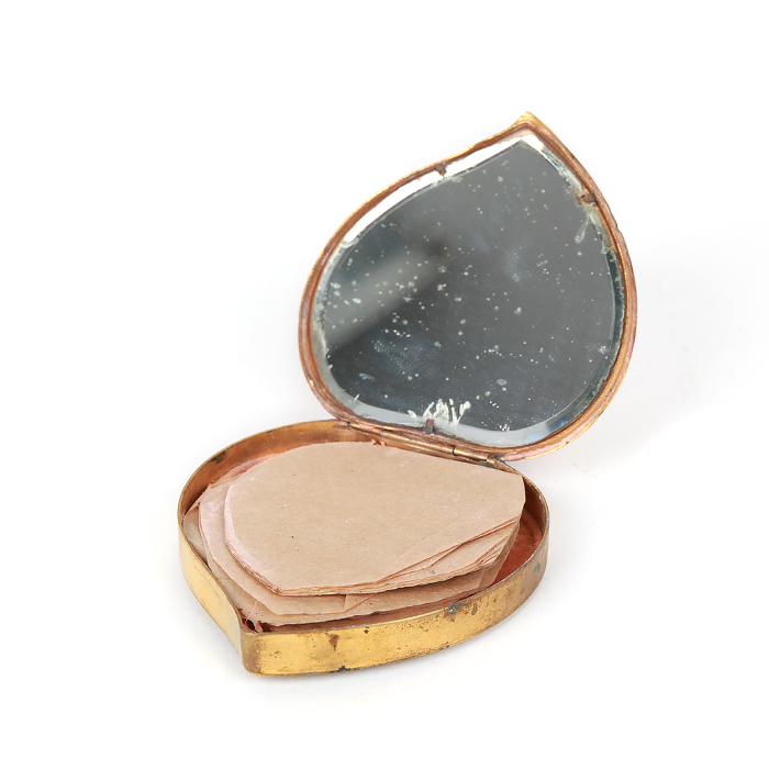 Line Vautrin, poudrier "Feuille", en bronze doré et émail, signé, vers 1945 - Detail D2