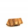 Bolso de mano Fendi Mamma Baguette en piel de potro color oro y cuero marrón - Detail D4 thumbnail