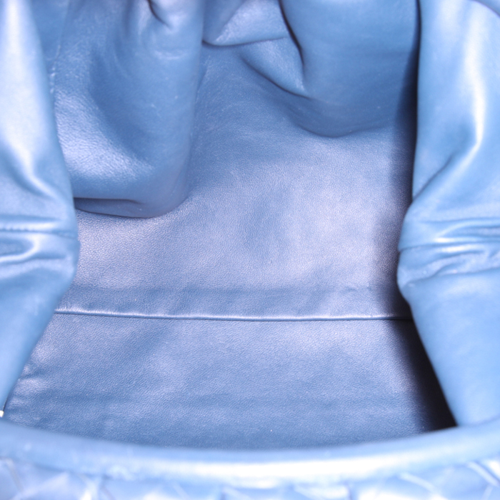 Pochette Bottega Veneta Pouch en cuir intrecciato bleu-pétrole - Detail D2