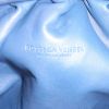 Bolsito de mano Bottega Veneta Pouch en cuero intrecciato azul petróleo - Detail D3 thumbnail