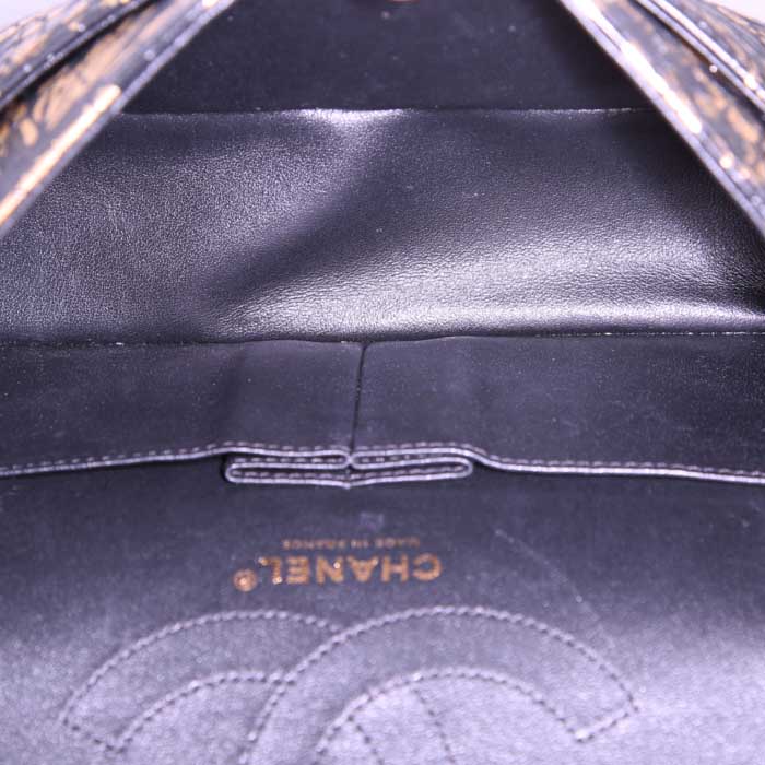 Sac à main Chanel 2.55 Edition Limitée en cuir noir et doré - Detail D3