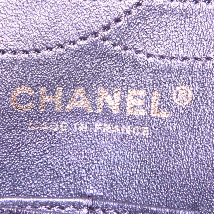 Sac à main Chanel 2.55 Edition Limitée en cuir noir et doré - Detail D4