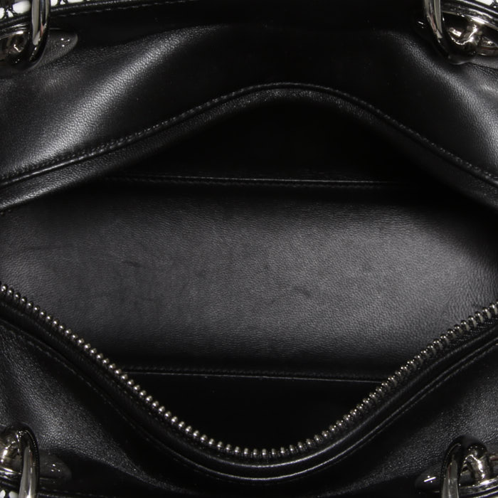 Sac à main Dior Lady Dior Edition Limitée moyen modèle en toile blanche et noire et cuir noir - Detail D3