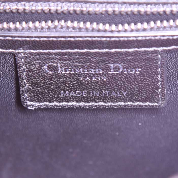 Dior Lady Dior Edition Limitée medium model handbag in white and black canvas and black leather - Detail D4