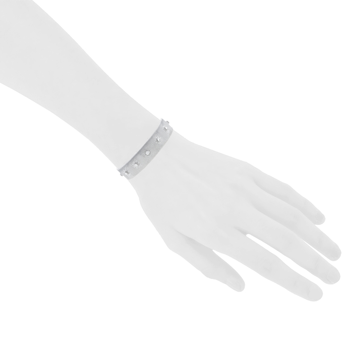 Bracciale a cerchio apribile Buccellati Macri Classica modello grande in oro bianco e diamanti - Detail D1
