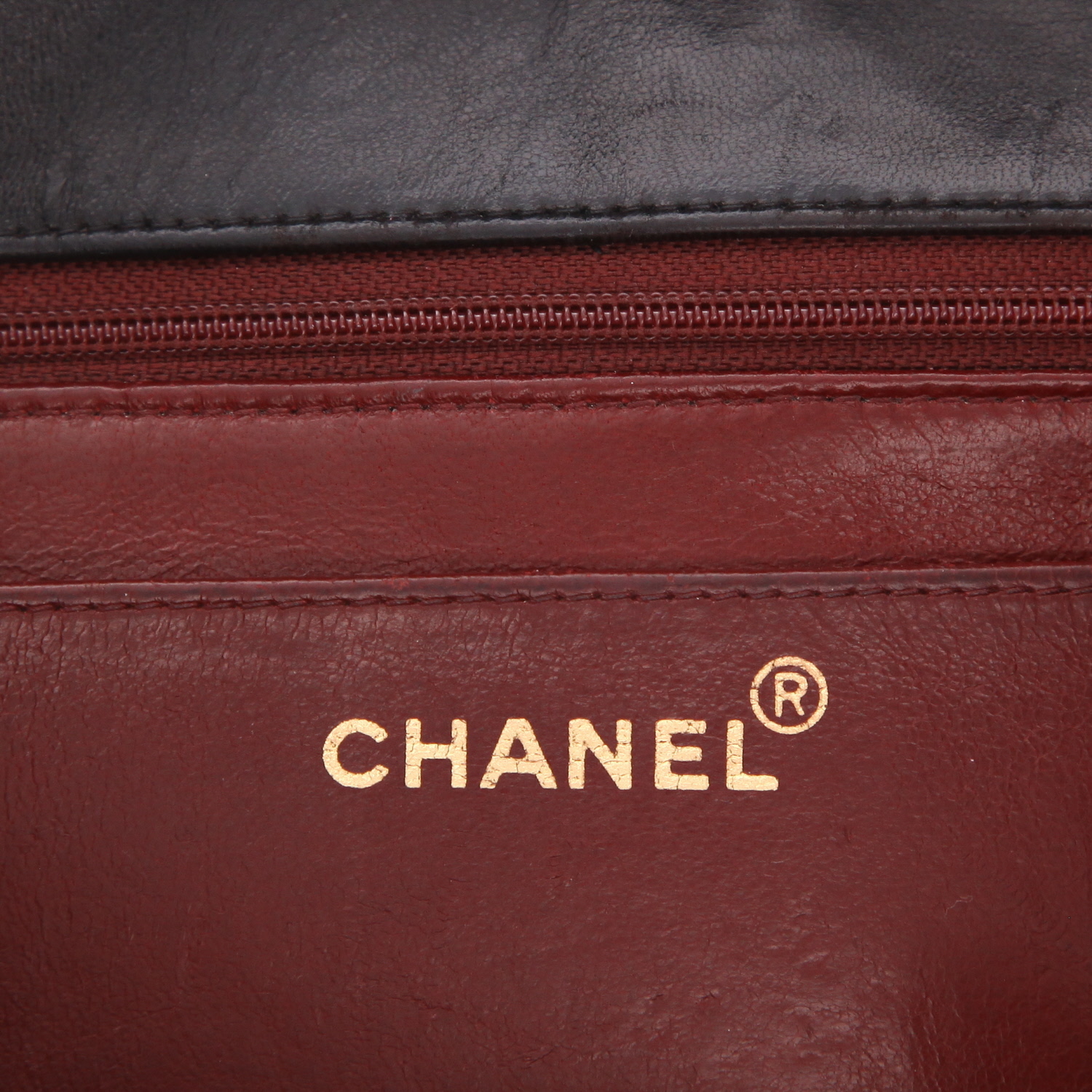 Chanel  Vintage Diana shoulder bag  in black quilted leather - Detail D2