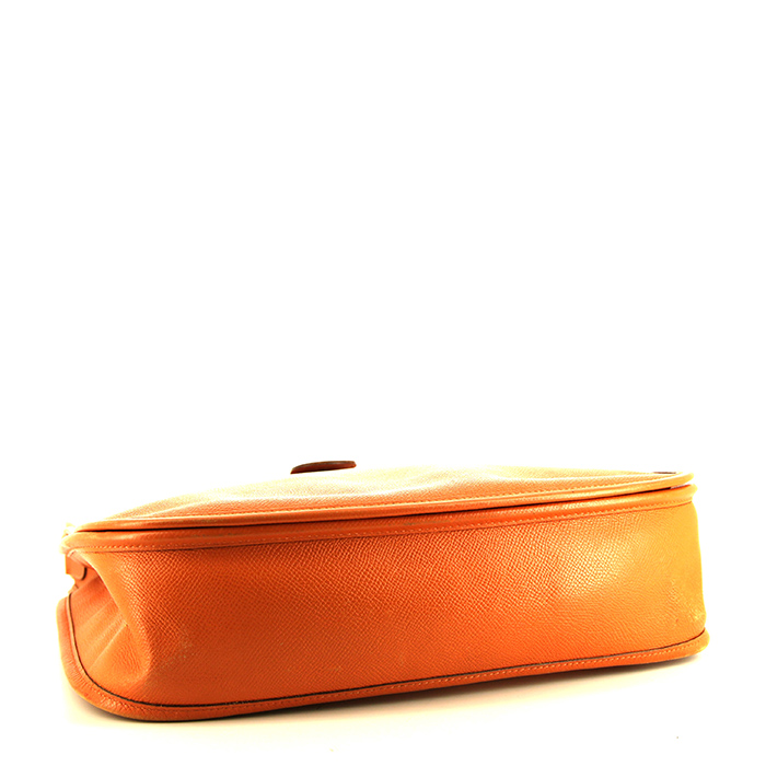 Sac bandoulière Hermes Evelyne grand modèle en cuir epsom orange - Detail D4