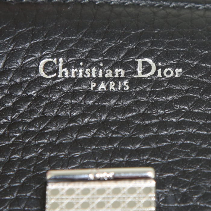 Bolso de mano Dior Diorever en cuero granulado negro - Detail D4