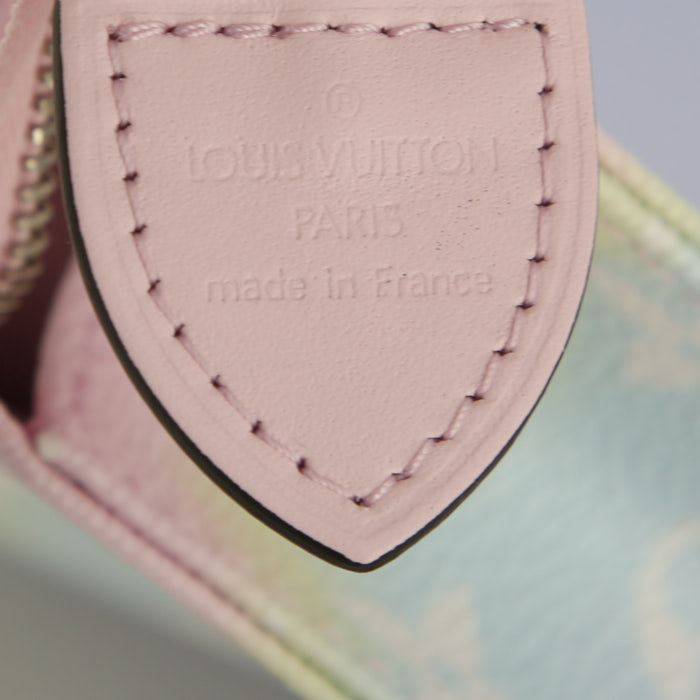 Bolsito de mano 26 Louis Vuitton Limited Editions en lona Monogram degradada rosa, azul y amarilla - Detail D3
