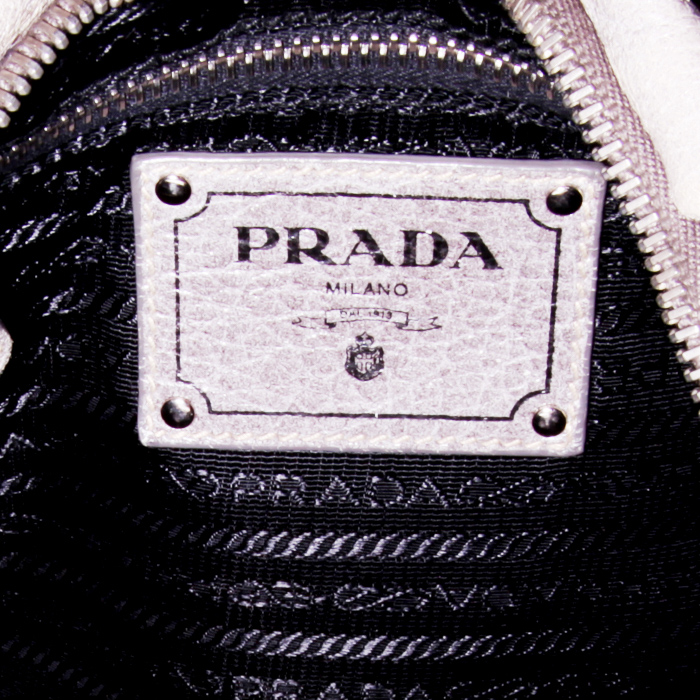 Bolso de mano Prada en cuero gris - Detail D2